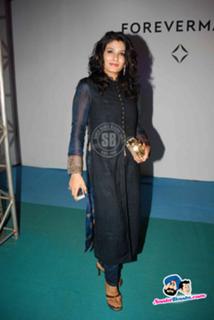 Raveena Tandon feet photo thumbnail