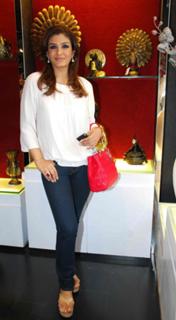 Raveena Tandon feet photo thumbnail