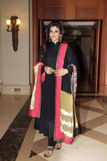 Raveena Tandon feet photo thumbnail