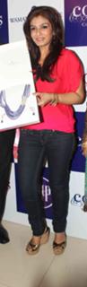 Raveena Tandon feet photo thumbnail