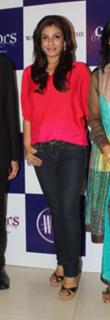 Raveena Tandon feet photo thumbnail
