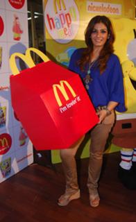 Raveena Tandon feet photo thumbnail