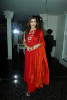 Raveena Tandon feet photo thumbnail
