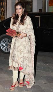 Raveena Tandon feet photo thumbnail
