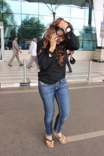Raveena Tandon feet photo thumbnail