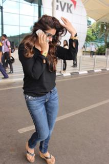 Raveena Tandon feet photo thumbnail
