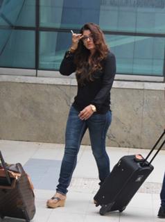 Raveena Tandon feet photo thumbnail