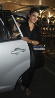 Raveena Tandon feet photo thumbnail