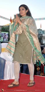 Raveena Tandon feet photo thumbnail