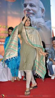 Raveena Tandon feet photo thumbnail