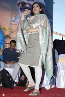 Raveena Tandon feet photo thumbnail