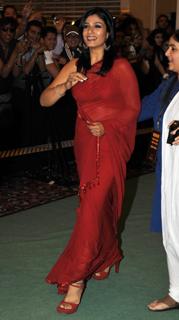 Raveena Tandon feet photo thumbnail