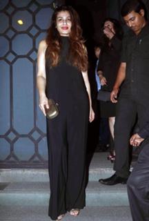 Raveena Tandon feet photo thumbnail