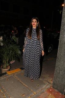 Raveena Tandon feet photo thumbnail