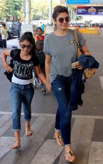 Raveena Tandon feet photo thumbnail