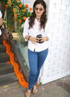Raveena Tandon feet photo thumbnail