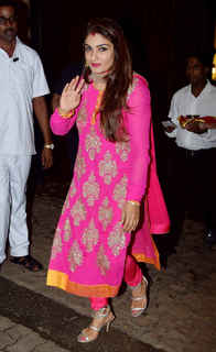 Raveena Tandon feet photo thumbnail
