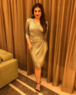 Raveena Tandon feet photo thumbnail