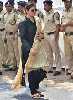 Raveena Tandon feet photo thumbnail
