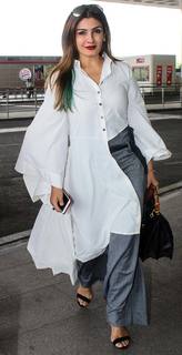 Raveena Tandon feet photo thumbnail