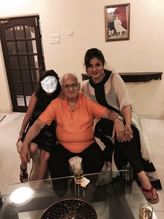 Raveena Tandon feet photo thumbnail
