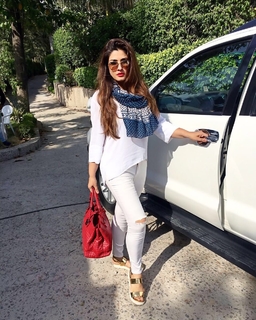 Raveena Tandon feet photo thumbnail