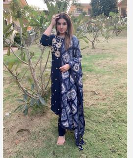 Raveena Tandon feet photo thumbnail