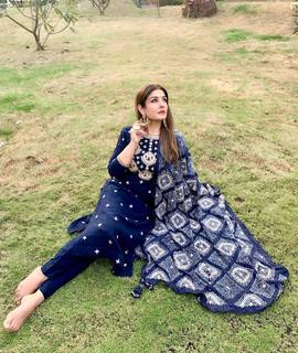 Raveena Tandon feet photo thumbnail