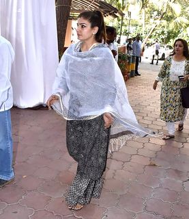 Raveena Tandon feet photo thumbnail