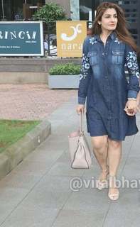 Raveena Tandon feet photo thumbnail