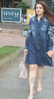 Raveena Tandon feet photo thumbnail