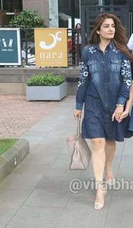 Raveena Tandon feet photo thumbnail