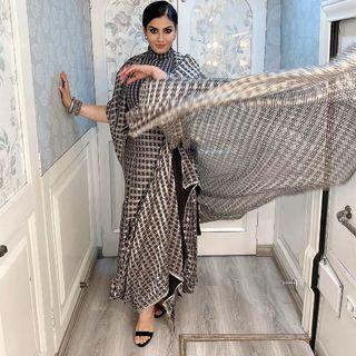 Raveena Tandon feet photo thumbnail