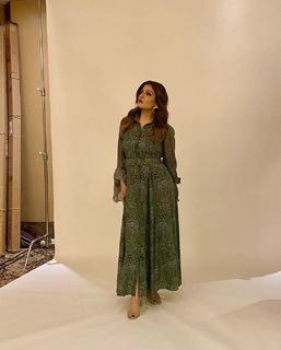 Raveena Tandon feet photo thumbnail