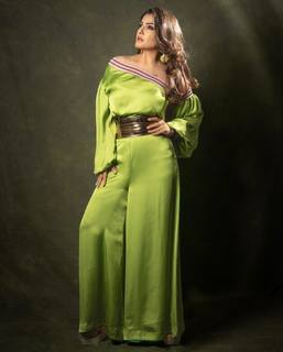 Raveena Tandon feet photo thumbnail