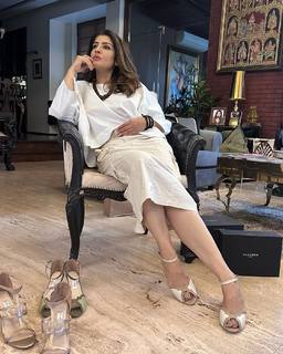Raveena Tandon feet photo thumbnail
