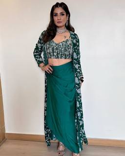 Raveena Tandon feet photo thumbnail
