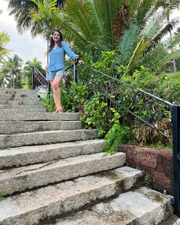 Raveena Tandon feet photo thumbnail