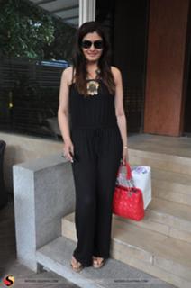 Raveena Tandon feet photo thumbnail