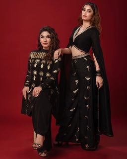 Raveena Tandon feet photo thumbnail