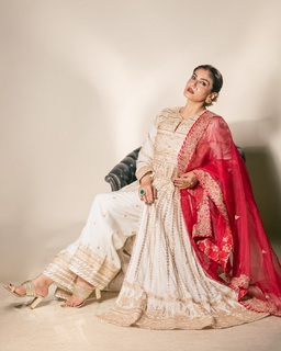 Raveena Tandon feet photo thumbnail