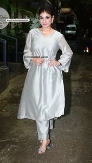 Raveena Tandon feet photo thumbnail