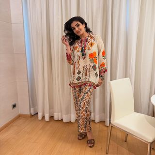 Raveena Tandon feet photo thumbnail