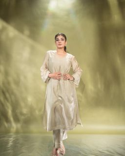 Raveena Tandon feet photo thumbnail