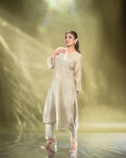 Raveena Tandon feet photo thumbnail