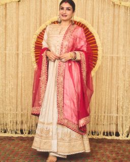 Raveena Tandon feet photo thumbnail