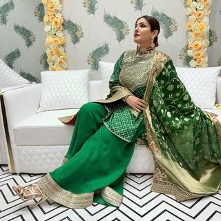 Raveena Tandon feet photo thumbnail