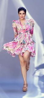 Raveena Tandon feet photo thumbnail