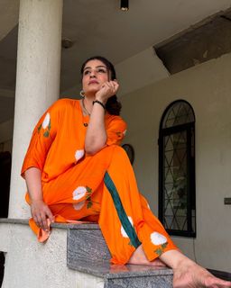 Raveena Tandon feet photo thumbnail