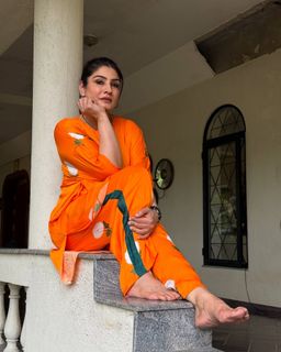 Raveena Tandon feet photo thumbnail